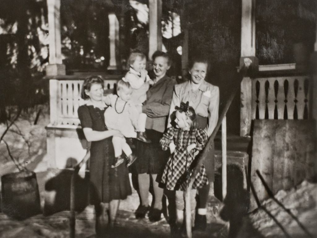 Syvärannan saunan rappusilla takana Outi-Marja ja Maija, edessä Arja, mukana myös Anja Säinö, Enni Tuomainen ja Risto. Siteet säilyivät seuraavaankin sukupolveen saakka.