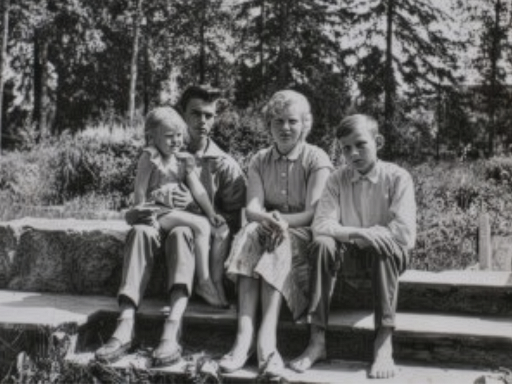 Jotain puuttuu kuvasta… Talonmies Tuomaisen perhettä Syvärannan vanhan huvilan rappusilla 1960-luvulla.