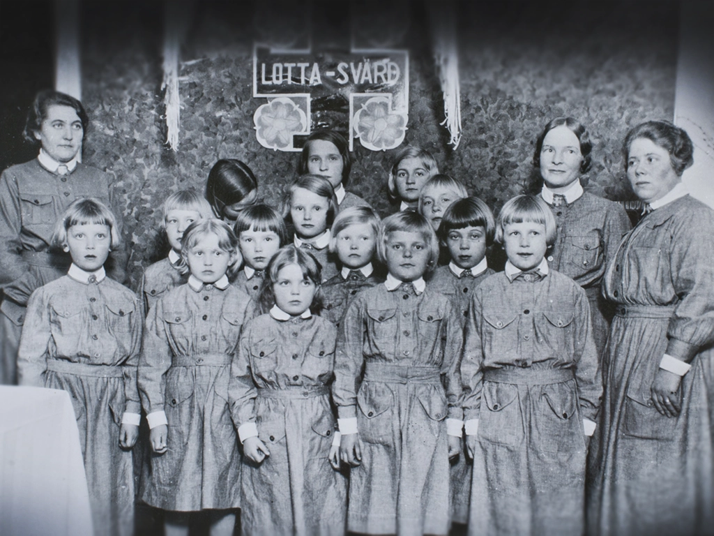 Pyhtään pikkulottakuoro ohjaajineen ryhmäkuvassa vuonna 1935.