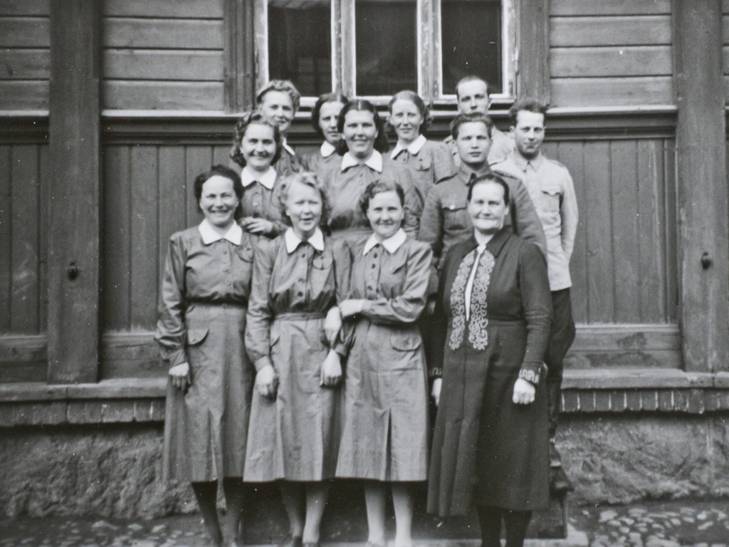 Muillakin naisjärjestöillä oli käytössä samantapaisia univormuja kuin lotilla. Sotilaskotisisarten vihreä univormu valkoisine kauluksineen voi muistuttaa mustavalkoisissa valokuvissa lottapukua.