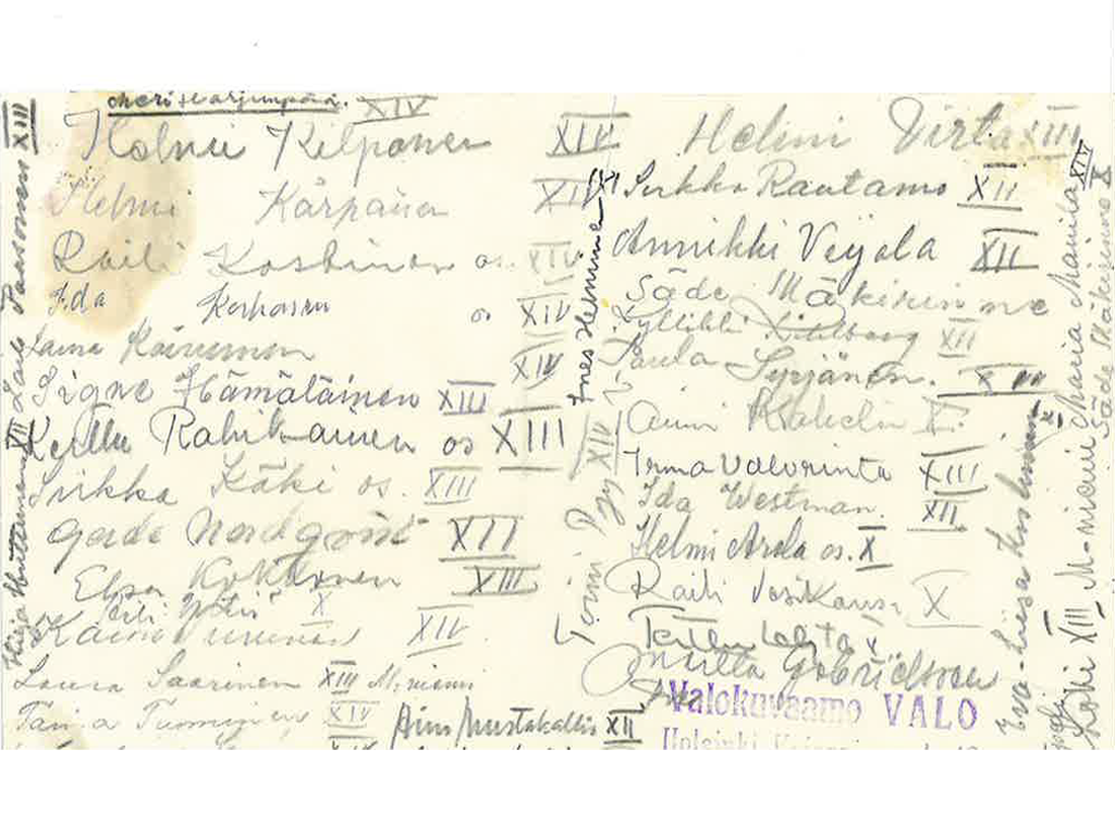 Helsinkiläislottien ryhmäkuva, kääntöpuolella nimet ja osastonumero sekä valokuvaamon leima.