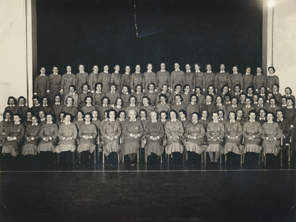 Lottakurssin ryhmäkuva, jossa on Lotta Svärd Helsinki XII ja XIII paikallisosastojen lottia.