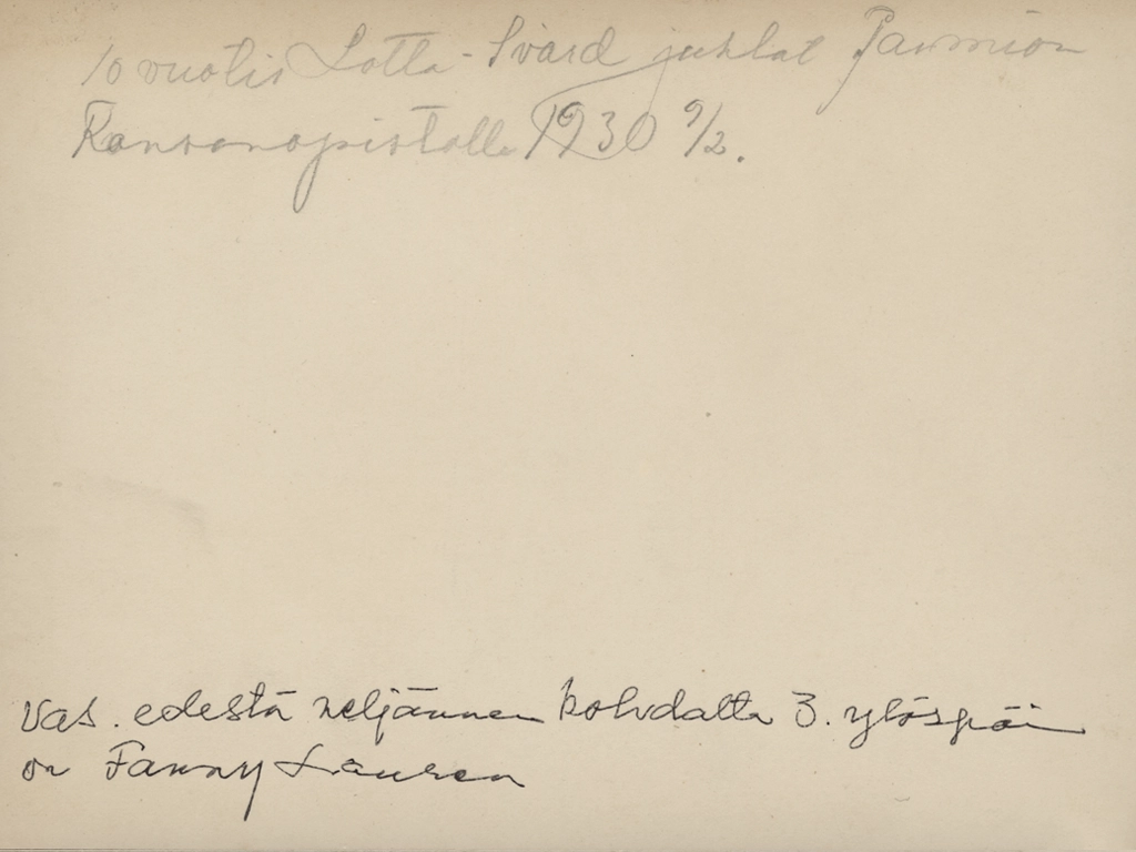 Paimion lotat -valokuvan kääntöpuolelta selviää lottaosasto, aika, paikka, tilaisuuden luonne ja yhden lotan henkilöllisyys.