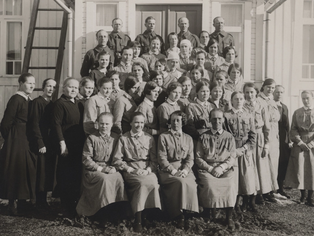 Jalasjärven lottien yhteiskuvassa vuonna 1934 lähes kaikki ovat pukeutuneet lottapukuun, vain muutamalla on musta siviilipuku. Jalasjärven osaston kuului Lotta Svärd keskusjohtokunnan neuvoja ja valistussihteeri Aino Valkama, joka istuu keskellä edessä villakankaisessa lottapuvussa.