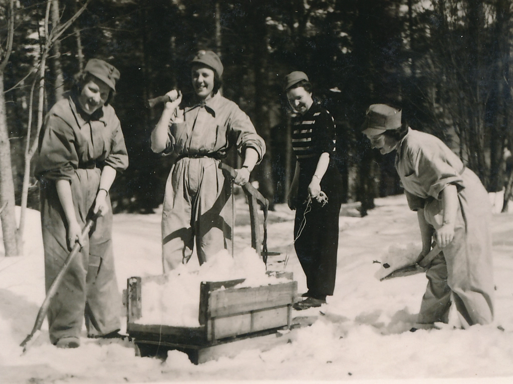 Lotat käyttivät tietyissä työtehtävissä ja urheillessa 1930-luvulta lähtien suojahaalareita ja housuasuja. Housuasujen käyttö yleistyi sotavuosina.