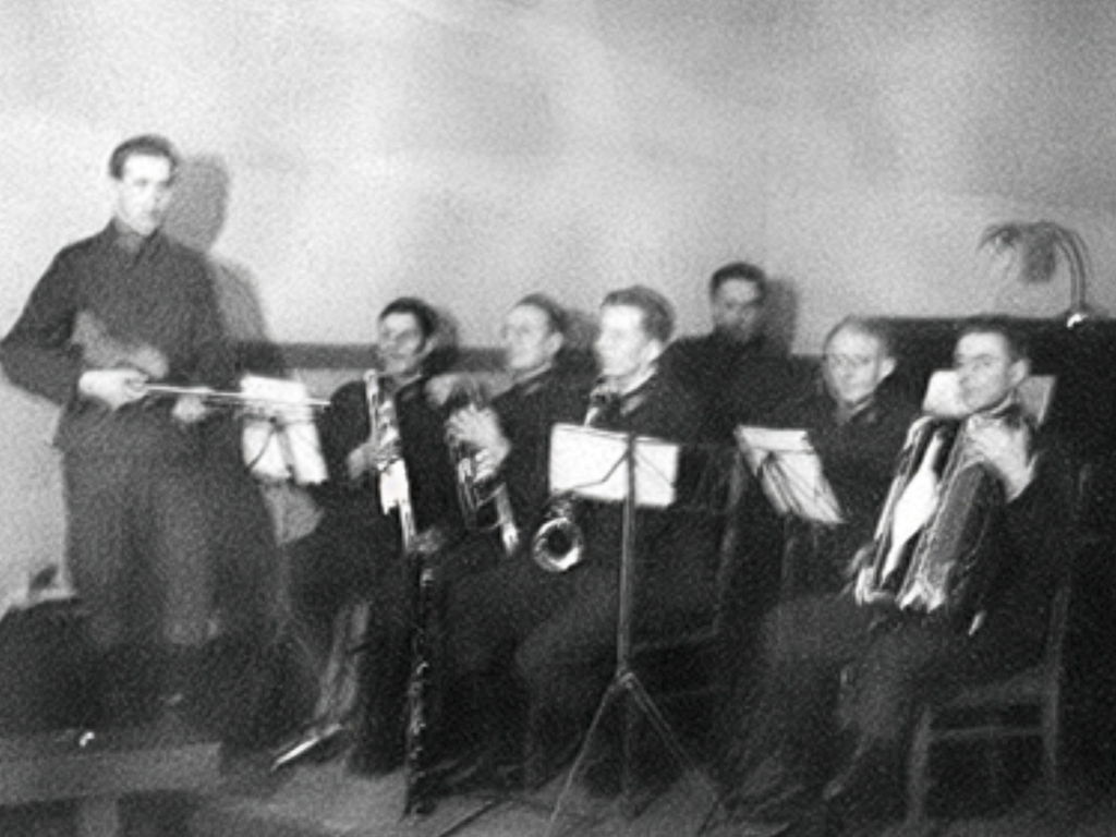 Aimo Tammisen (vasemmalla) johtama orkesteri osallistui Syvärannan tulipalon sammuttamiseen.