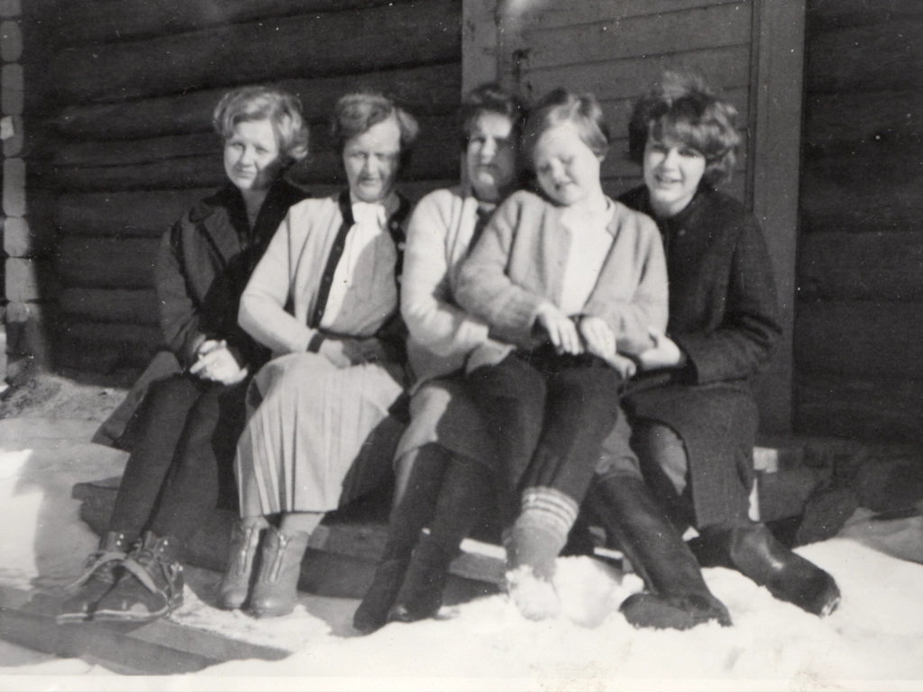 Maija Tuomainen (vas.), Enni Tuomainen, Anja Säinö sylissään Arja Tuomainen ja Outi-Marja Säinö Syvärannan kellarin rappusilla.