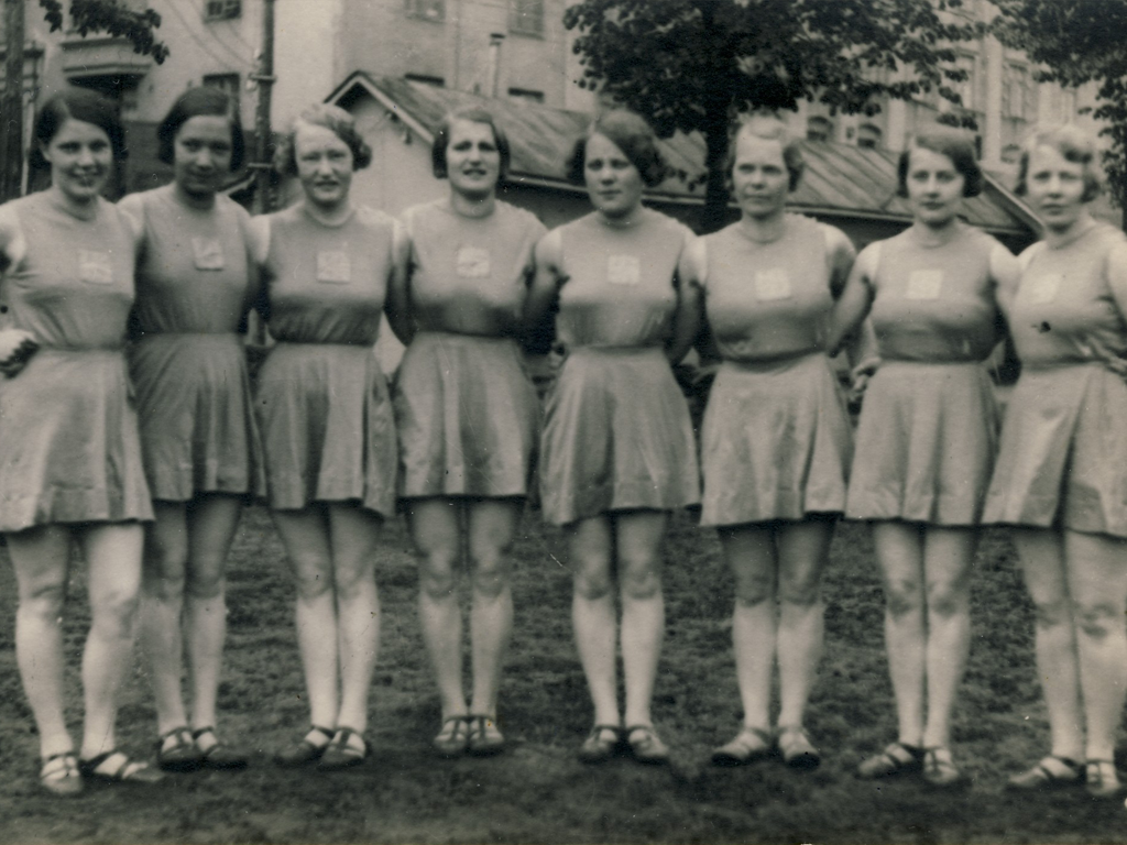 Voimistelijaryhmällä on vuonna 1933 hyväksytty voimistelupuku kankaisine Lotta Svärd -merkkeineen.