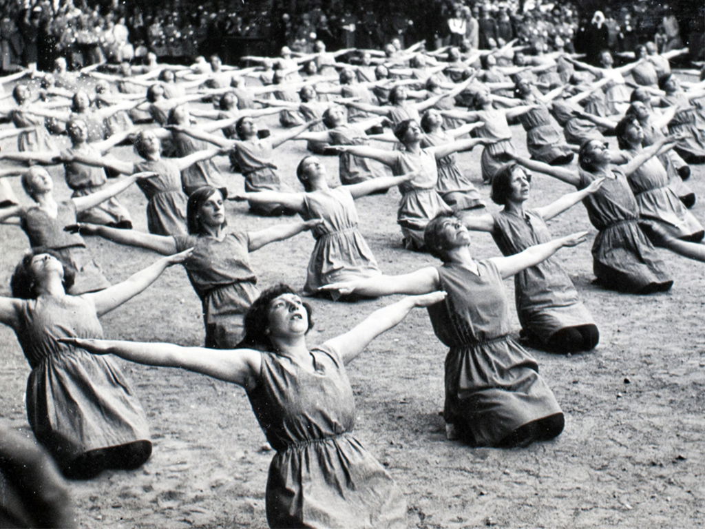 Lottia voimistelemassa.