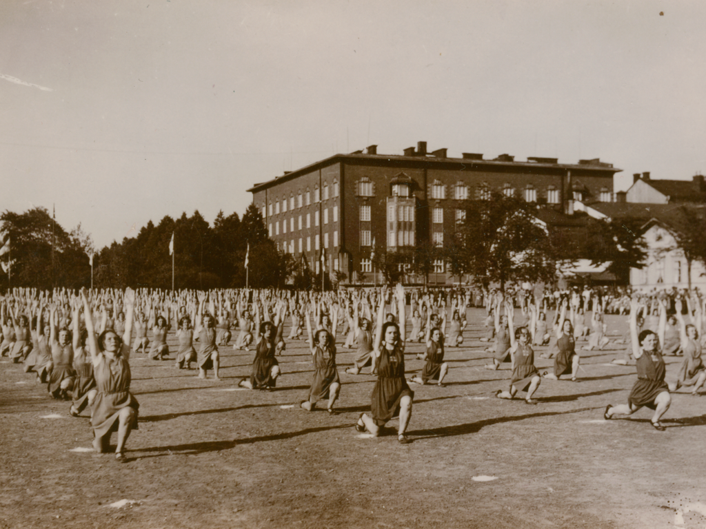 Voimistelijat Viipurin pallokentällä vuonna 1932 esiintyivät ilman sukkia.
