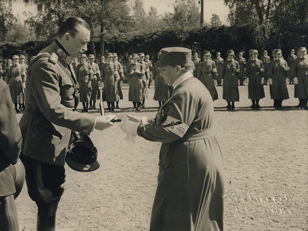 Lottajärjestön johtaja Fanni Luukkonen yhdessä Mannerheimin kanssa.