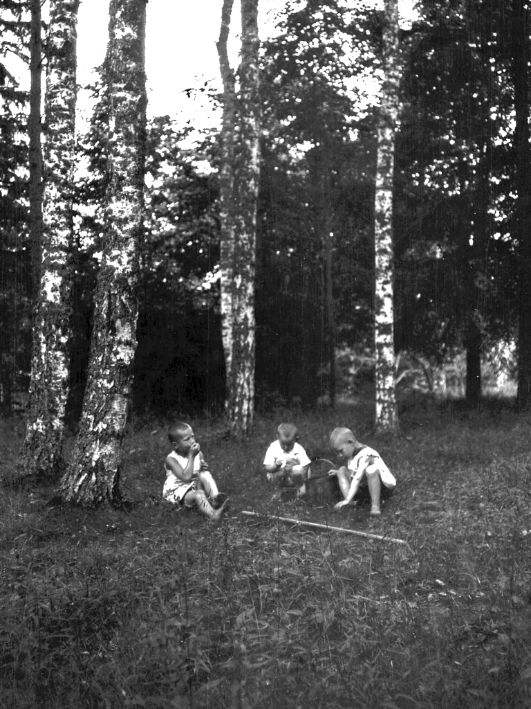 Lapset leikkimässä pihalla, Hansen family archive.