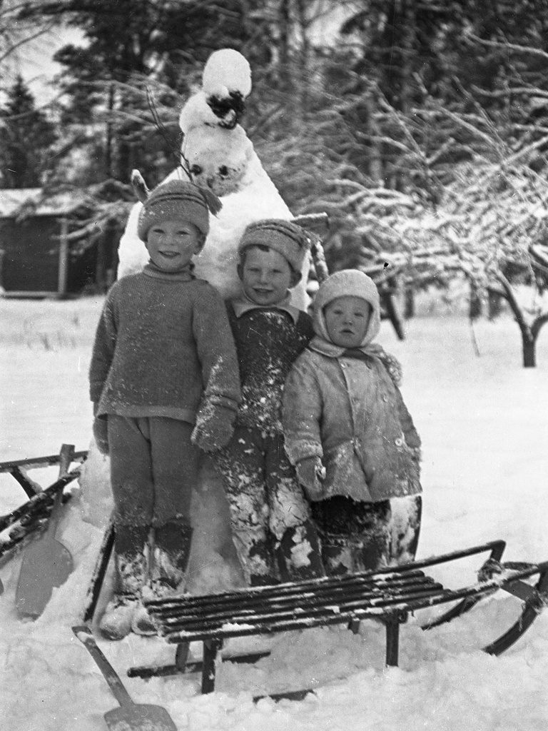 Lapset ovat rakentaneet lumiukon, Hansen family archive.