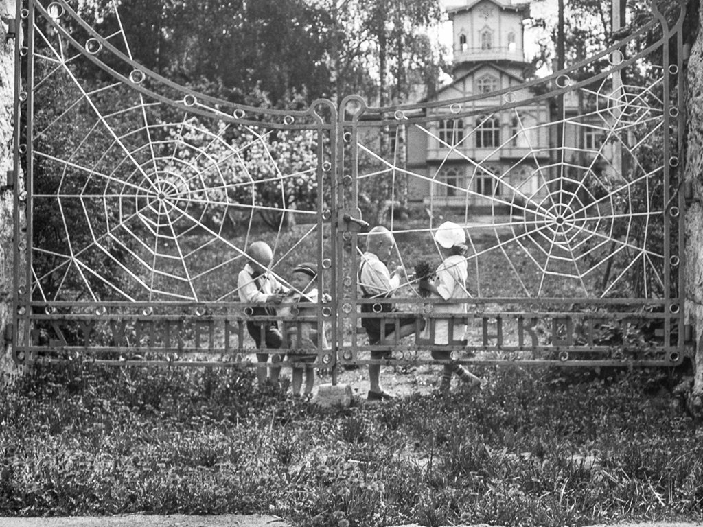 Hansenin lapset hämähäkinseittiportilla 1910 - 20-luvulla, Hansen family archive.