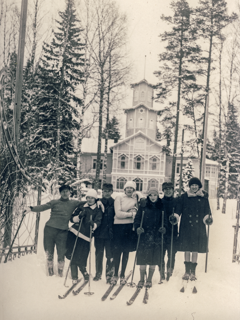 Hiihtoretkeläiset Syvärannassa lepokodin aikaan 1920-luvulla kulkemassa paraatiportista.