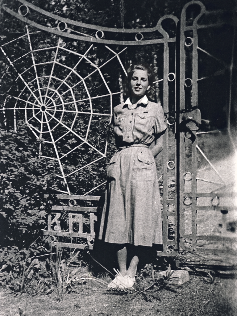 Lotta Hilda Myyryläinen lottaopiston aikaan 1942 Syvärannan portilla.