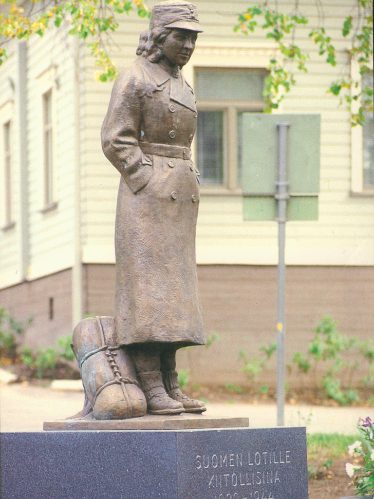 Nina Sailon patsas on painettu 1990-luvun postikorttiin.