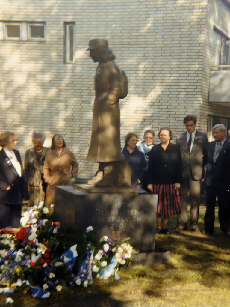 Lottapatsaan paljastus Lappeenrannassa vuonna 1985.