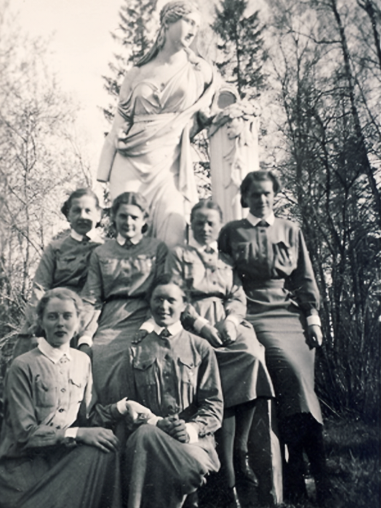 Lottia ja Josefina Syvärannan Lottaopiston aikaan.
