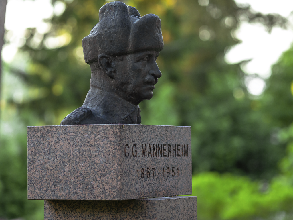 Mannerheim pääveistos Syvärannan puutarhassa.