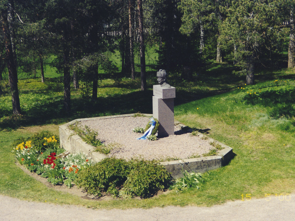 Mannerheim-patsaan paljastus Lotanpäivänä 15.5.2000.