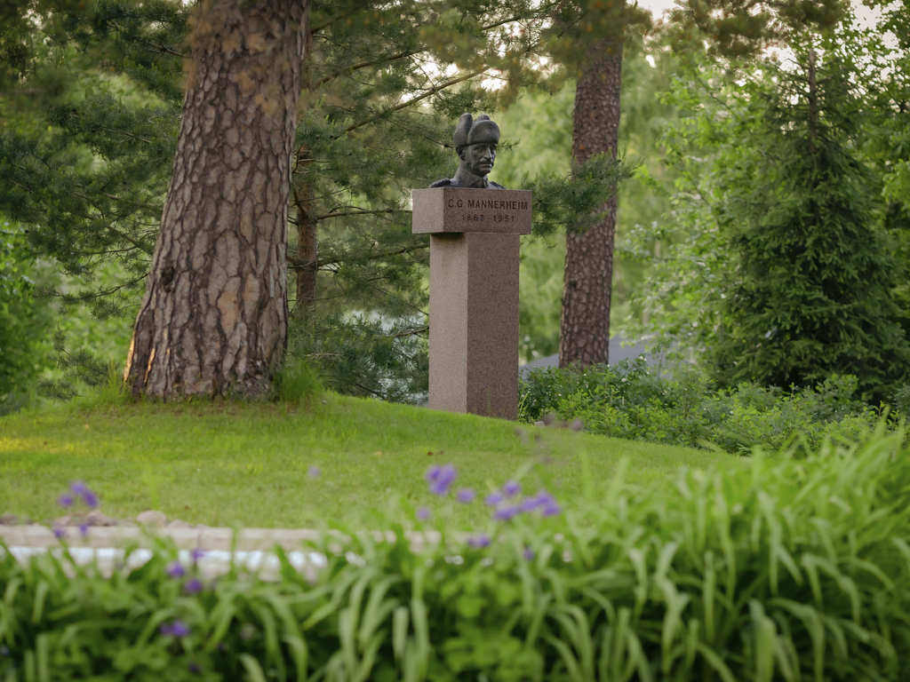 Mannerheim patsas nykyisellä paikallaan.