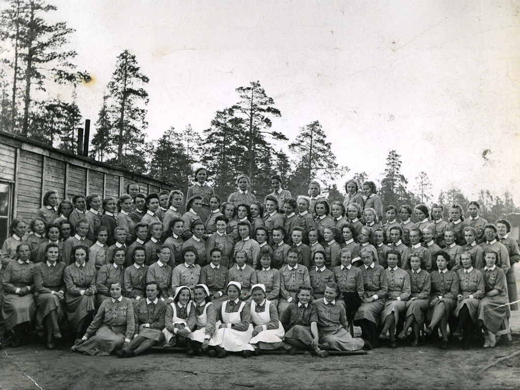 Kuva: Mannerheim vietti suurimman osan jatkosodasta Päämajassaan Mikkelissä ja teki ajoittain tarkastuksia rintamalla. Kuvan lotat odottavat Mannerheimia Novaja Tiiksassa vuonna 1942 turhaan, sillä Mannerheim ei syystä tai toisesta päässyt saapumaan paikalle.