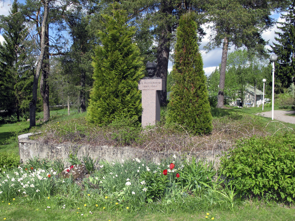 Mannerheimin pääveistoksen aikaisempi sijoituspaikka.