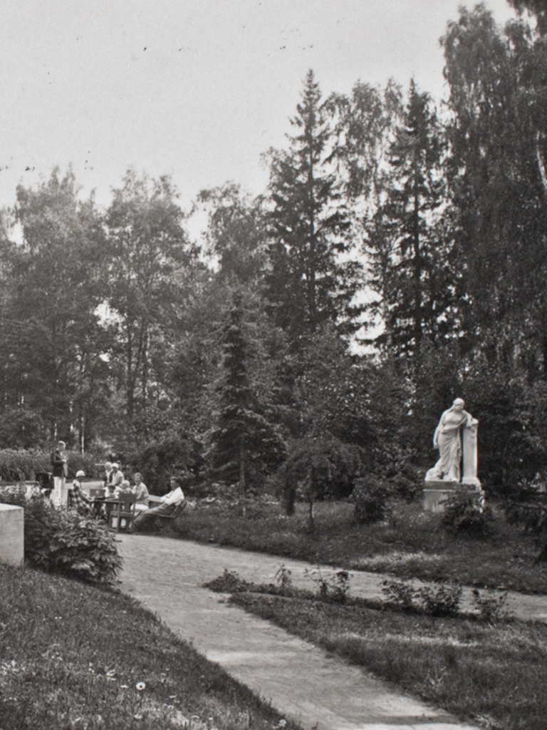 Marmoriveistos Sanomalehtimiesten lepokodin puutarhassa 1920-luvulla.