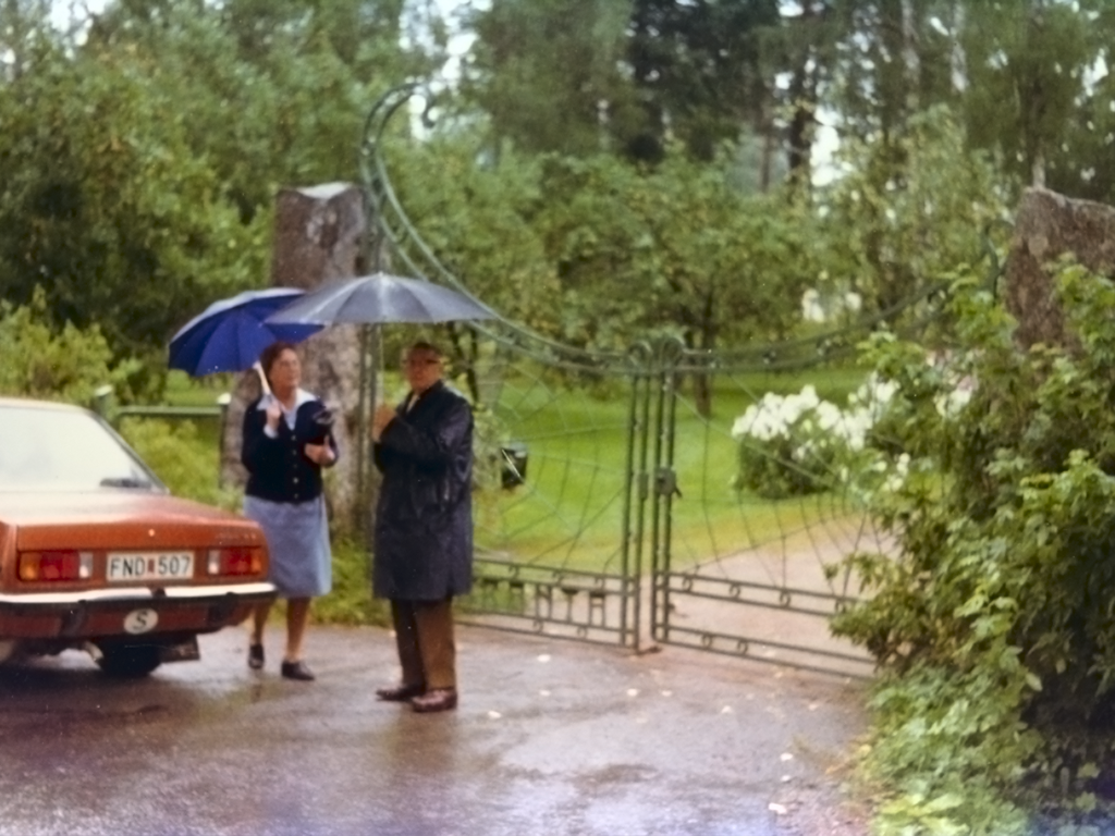 Kuva Syvärannasta 1950-luvulta. Portissa teksti Syväranta, mutta omistajan nimi puuttuu.