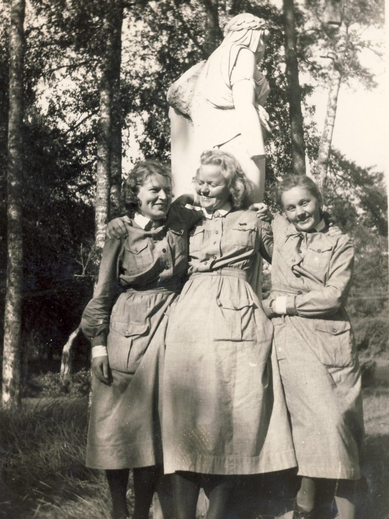 Lottaopiston radistikurssilaisia kesällä 1941, taustalla marmoriveistos kädet katkenneina.