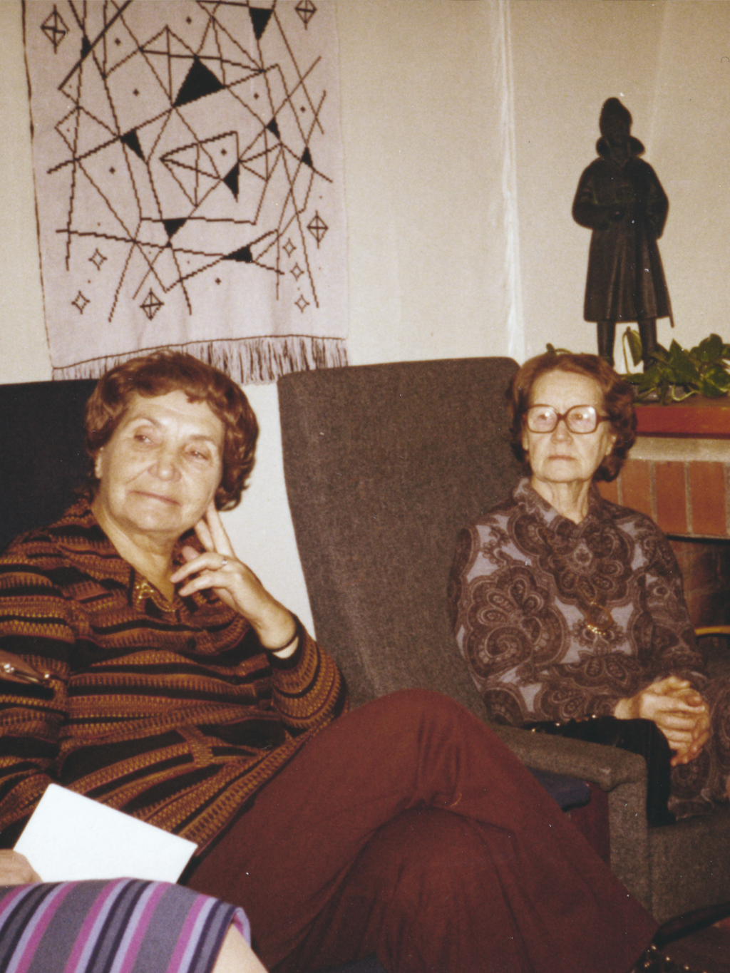 Saara Forsius ja Irja Kohvakka Ruotsin majalla 1977.