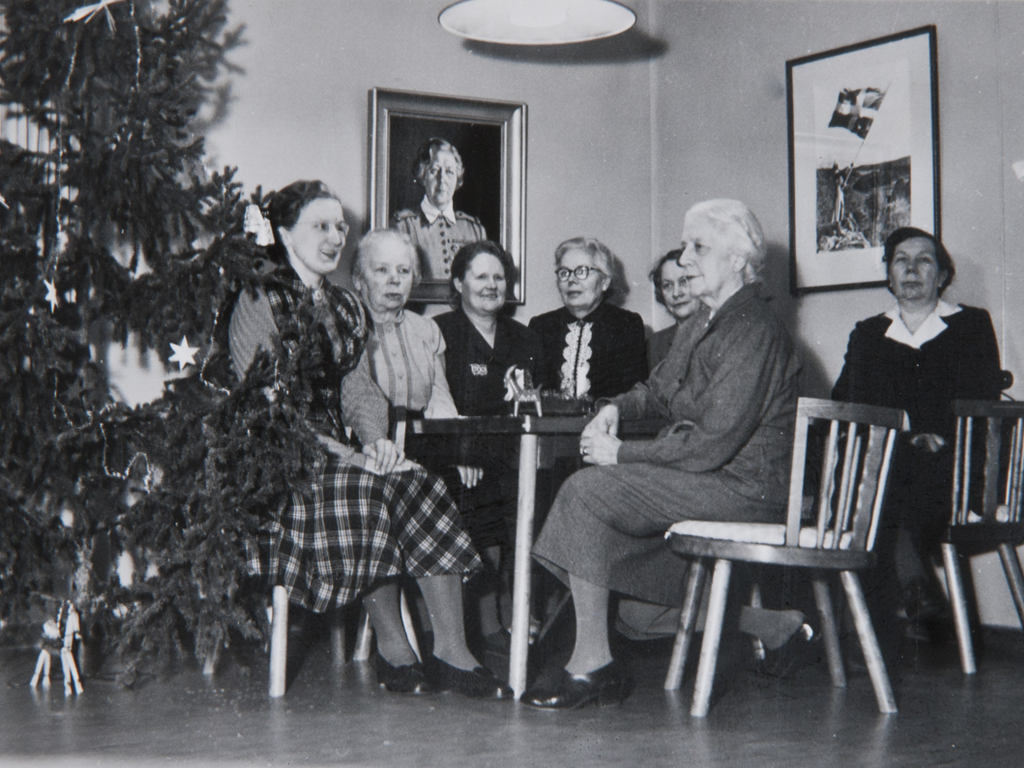 Joulun viettoa Syvärannassa 1950-luvulla. Toinen vasemmalta on vihreässä huoneessa asunut Saima Laurila, joka oli Arja Tuomaisen muistoissa herttainen ja lempeä hahmo. Hänen huoneessaan oli oma rottinkituoli ja seinällä raanu, johon oli kiinnitetty hänen saamiaan kunniamerkkejä.
