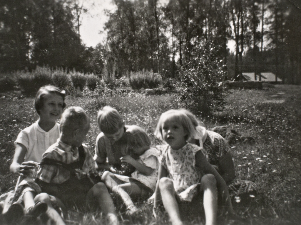 Syvärannassa 1950-luvulla, taustalla Tikkamökin katto.