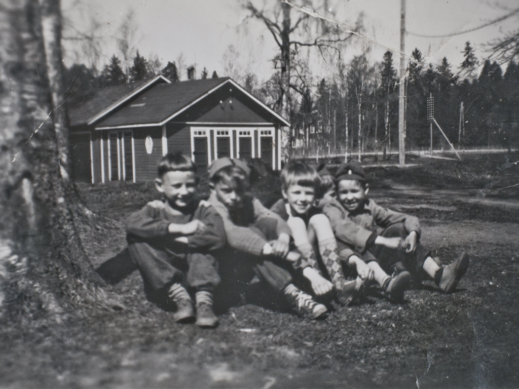 Syväranta 1955, Risto T., Antti ja Pekka Narko ja muita lapsia mankeli- ja ulkorakennuksen edessä.