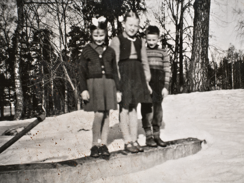 Tarja Kallio, Maija ja Risto Tuomainen Syvärannassa 1955.