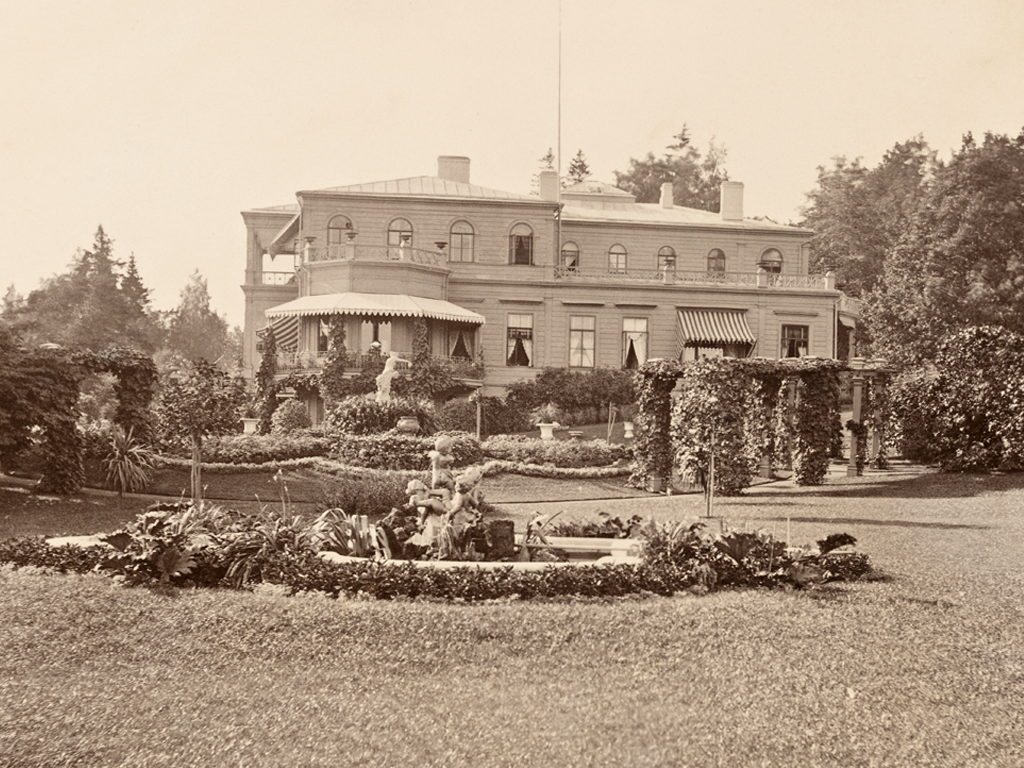 Träskändan kartanon puutarhaa Espoon Järvenperässä 1880.