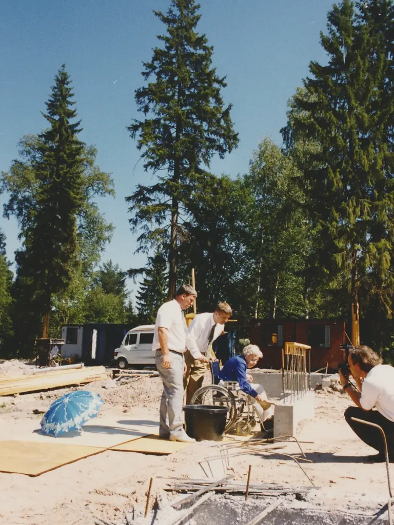 Lottamuseon peruskiven muuraus 13.7.1994.