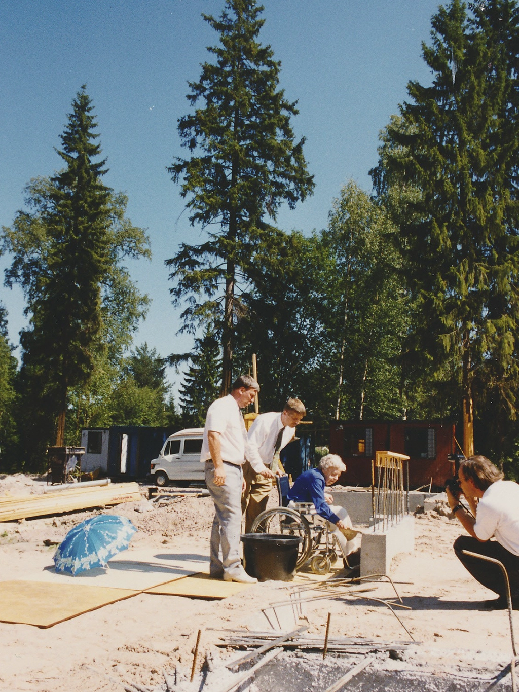 Lottamuseon peruskiven muuraus 13.7.1994.