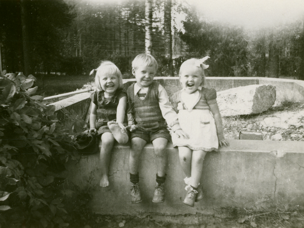 Lapsia istumassa tyhjän altaan reunalla vuonna 1948.