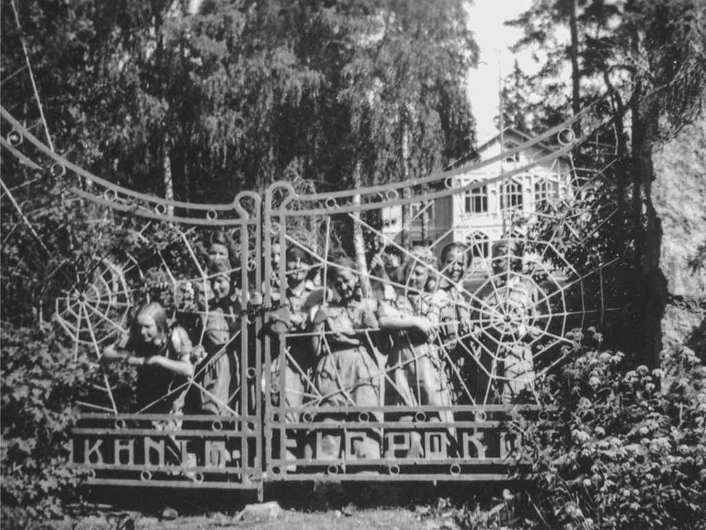 Lottia Syvärannan portilla.
