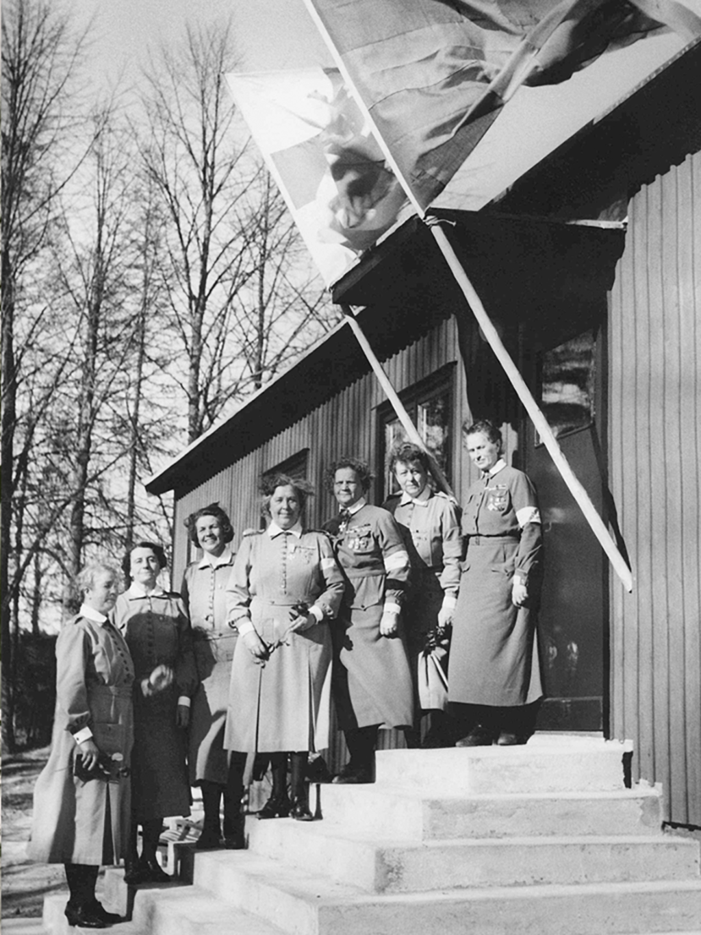 Suomen ja Ruotsin lottia Ruotsin Majan portailla luovutustilaisuudessa 26.5.1941.