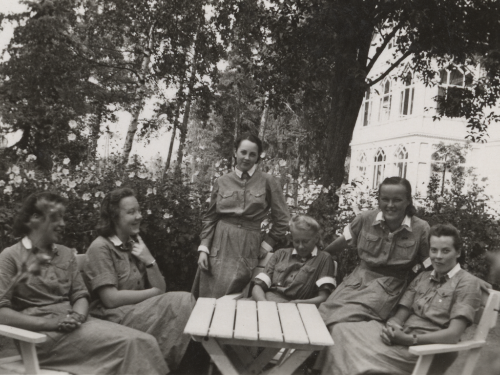 6 radistikurssilaista Syvärannan lottaopiston puistossa 1941.