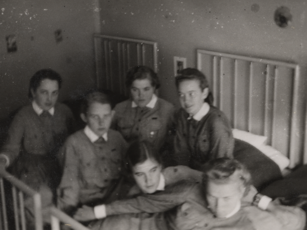 Radistikurssilaiset kämpässään Syvärannan lottaopistossa kesällä 1941.