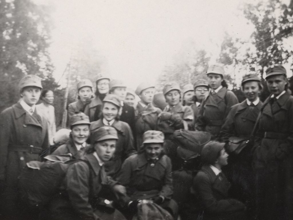 Radistikurssilaiset lähdössä komennukselle kurssin päätyttyä syksyllä 1941.