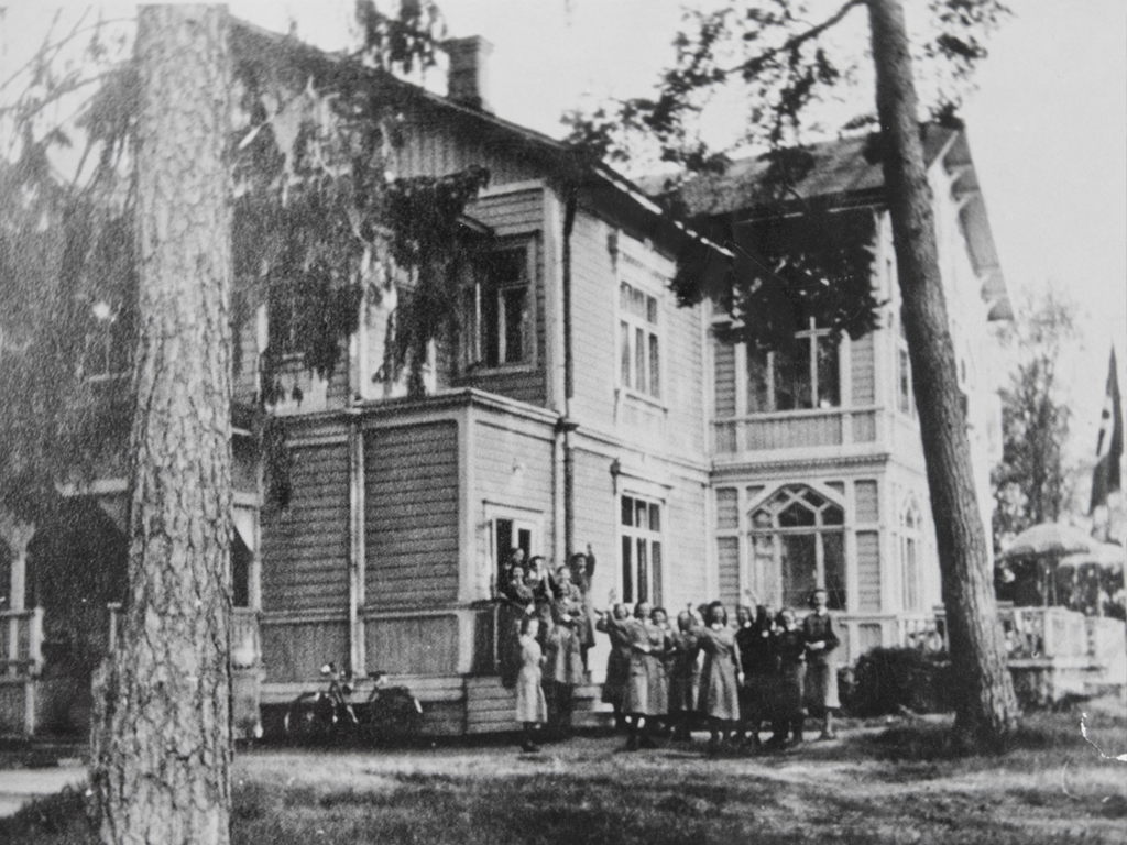 Lottaopiston lotat vilkuttavat.