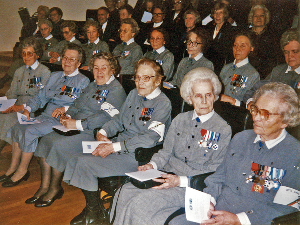 Lottia juhlapuvuissaan Lotta Svärd -järjestön 70-vuotisjuhlassa Finlandia-talolla vuonna 1991.
