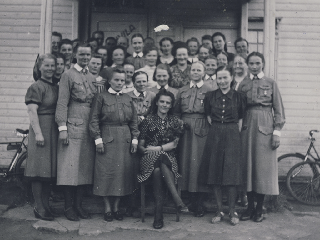 Lottatoiminnan lopettajaiset Kaavin kirkonkylässä syksyllä 1944, osa naisista vielä lottapuvussa.
