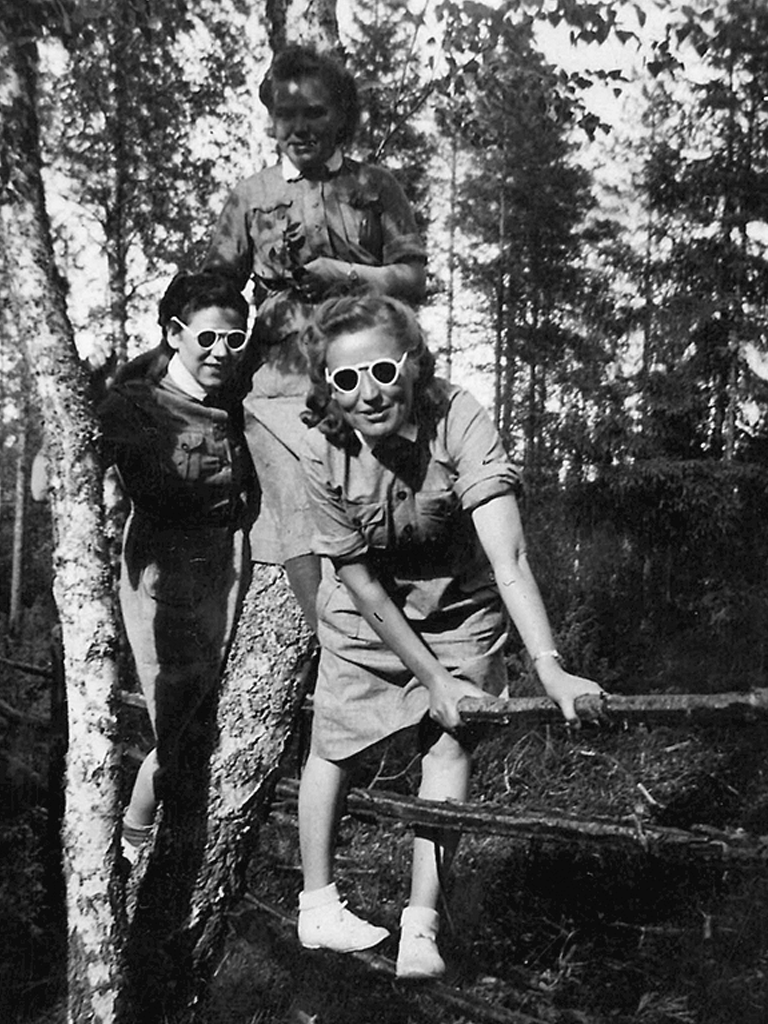 Lotat saivat kesäkuumalla kääriä lottapuvun hihat ja käyttää nilkkasukkia.