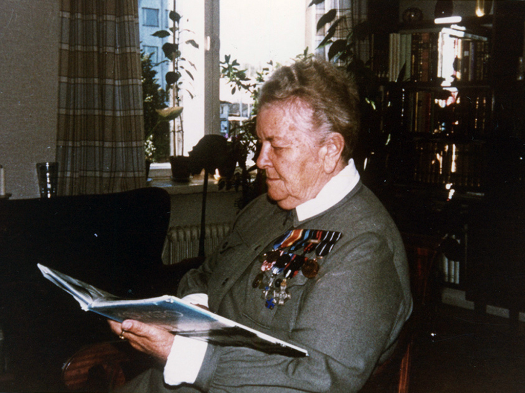 Lottapukuja ei käytetty vuosikymmeniin julkisuudessa. Yksityiset tilaisuudet olivat erikseen. Opetusneuvos Hilda Myyryläinen merkkipäivänään kotonaan Haminassa vuonna 1978 lottapuvussa.